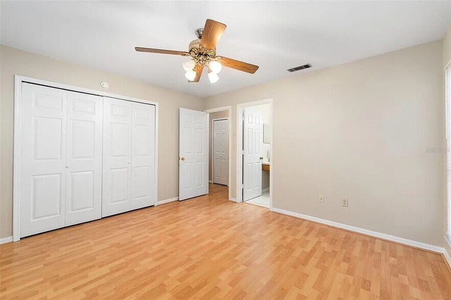 Building Photo - 911 SW 57th Ter