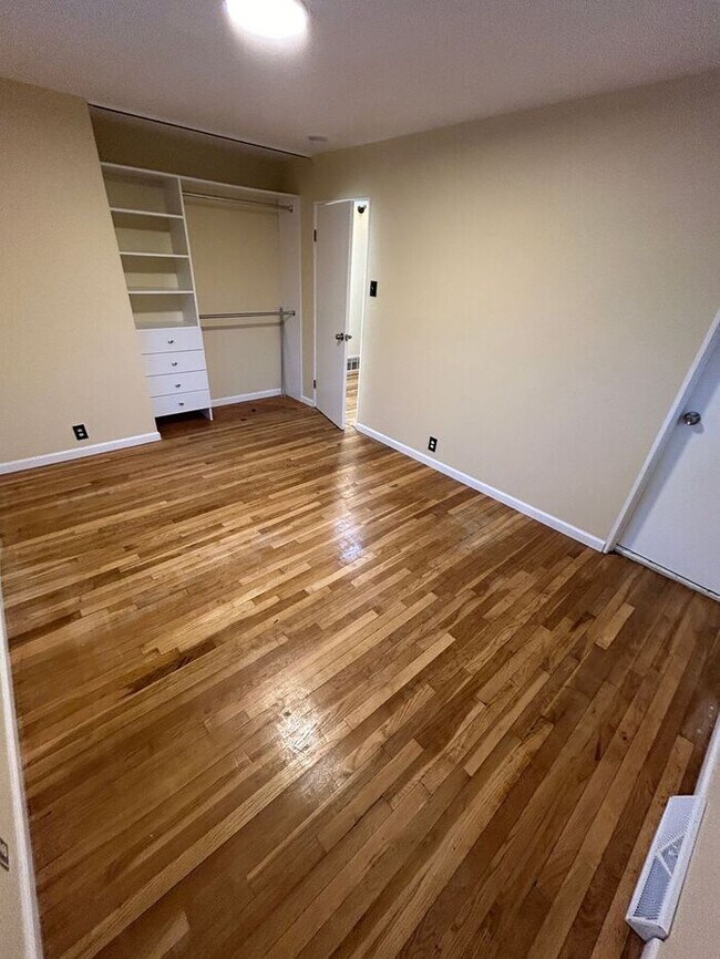 Building Photo - Charming 3-Bedroom Home with Fenced Backya...
