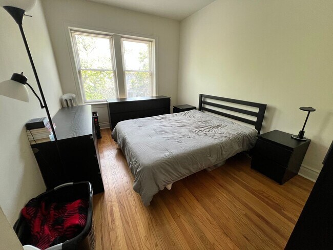 Building Photo - Lovely Renovated 1 BR In North Center