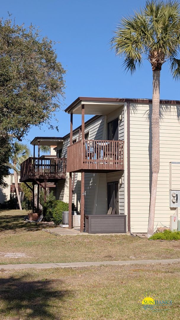 Building Photo - Expansive waterfront covered patio off this fully renovated Fort Walton Condo!