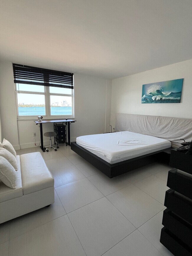 Building Photo - 10350 W Bay Harbor Dr