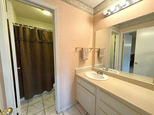 Building Photo - 604 Highcrest Dr