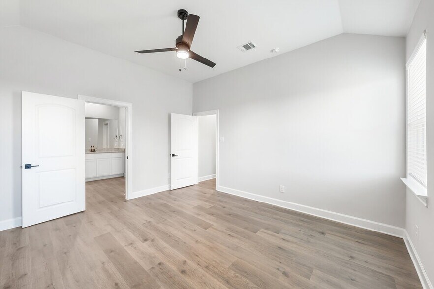 Building Photo - 312 Live Oak Ln
