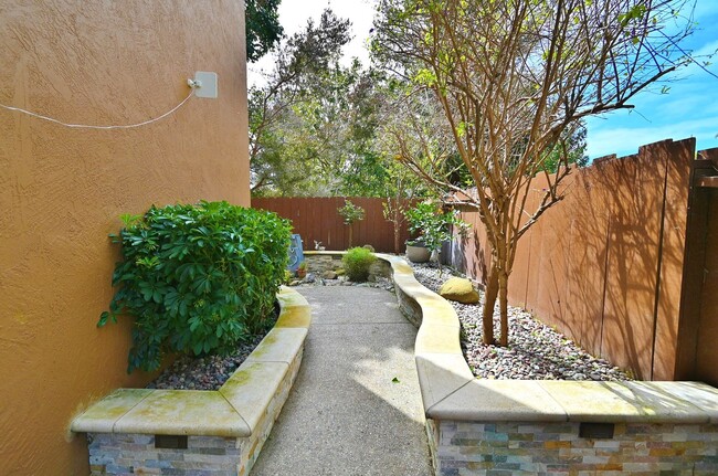 Building Photo - $3,695 - GORGEOUS PARKMONT TOWN HOME IN CE...