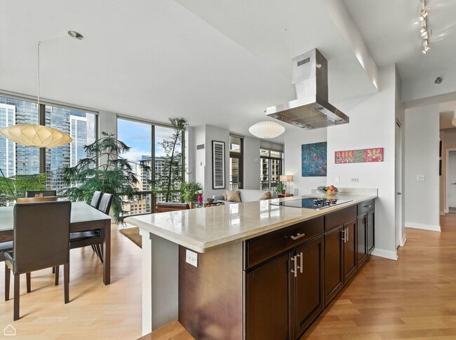 Building Photo - 1335 S Prairie Ave