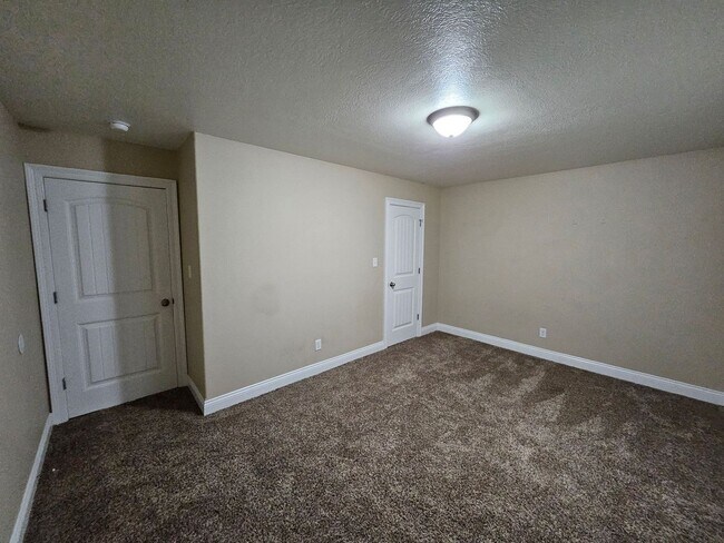 Building Photo - 121 Eagle Pt Dr