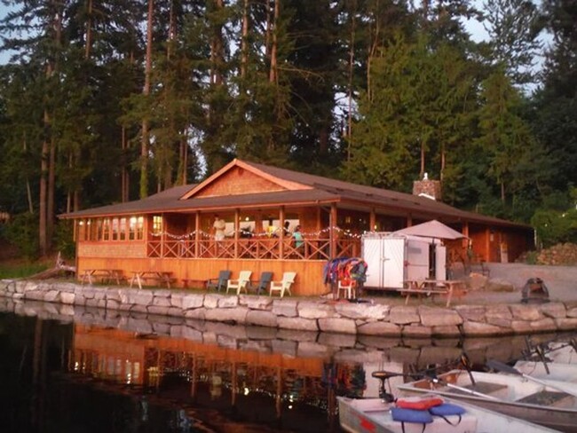 Building Photo - Lakeview 3 Bedroom Home with A/C , LVP Flo...