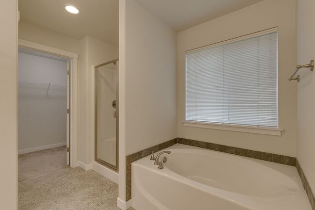 Building Photo - Bright and spacious 3 bed home in nice Lynnwood location!