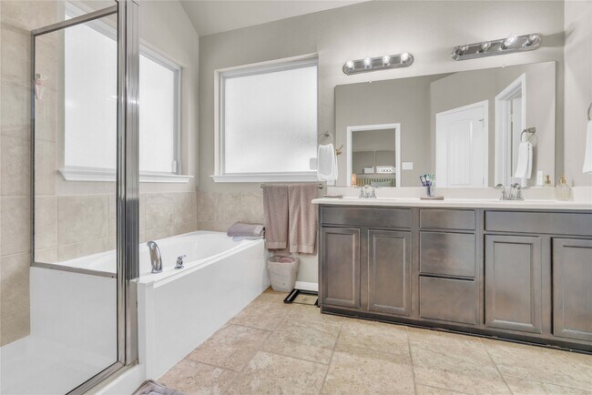 Building Photo - 2450 Garden Shadow Dr