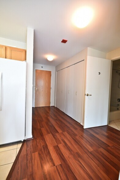 Building Photo - 345 N La Salle Dr