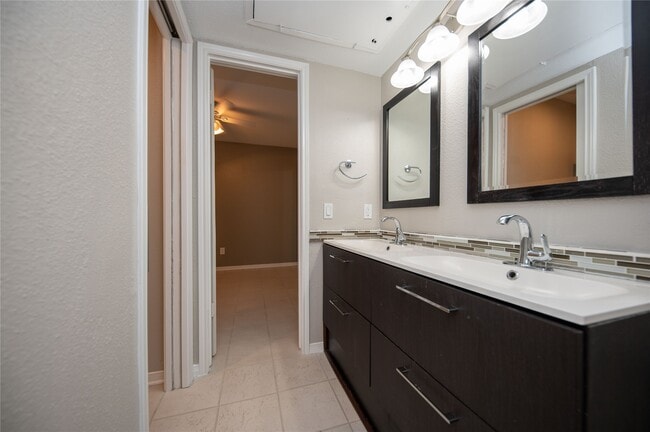 Building Photo - 1880 White Oak Dr