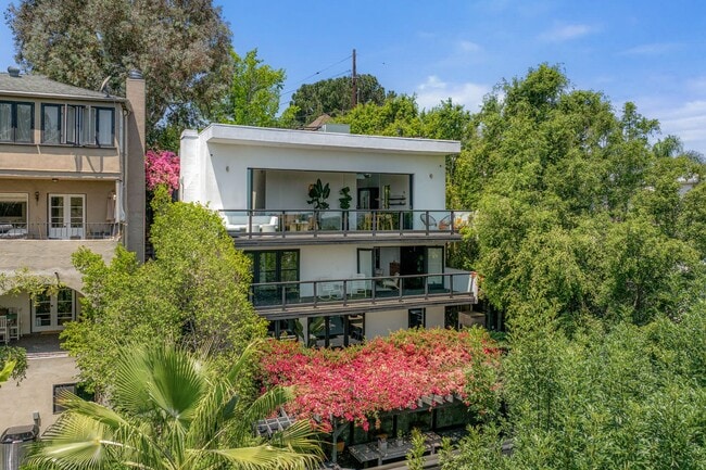 Building Photo - Architectural Contemporary with Panoramic ...