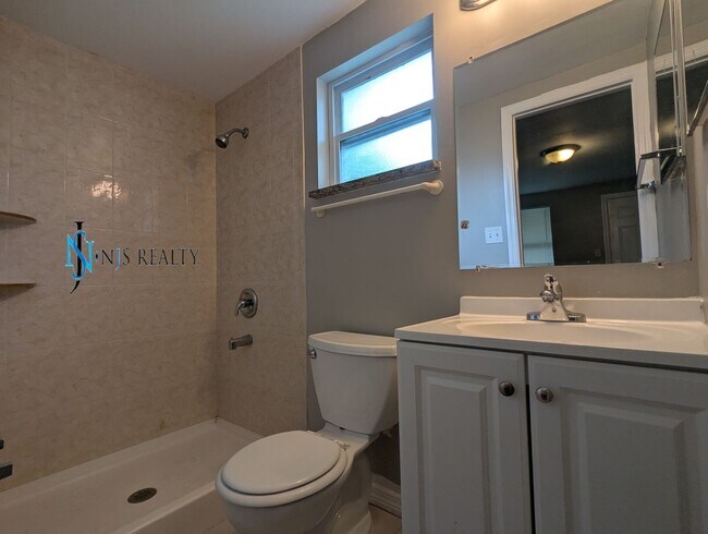 Building Photo - Beautiful, open floorplan 3/2/1 1100 Sq. F...