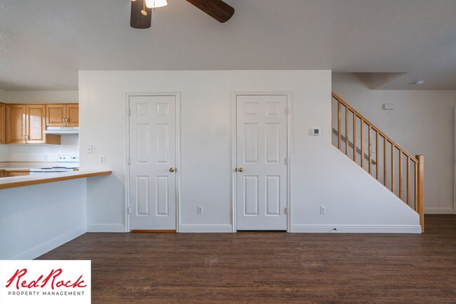 Building Photo - 2 Bedroom Townhome Available