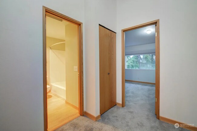 Building Photo - 2 Week Move In Special - Beautiful Edmonds...