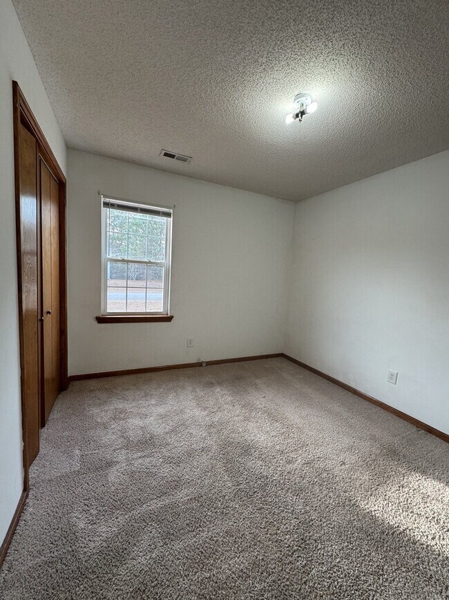 Building Photo - 101 May Ct