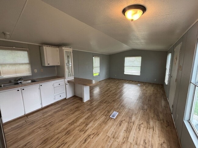 Building Photo - 310 N Gaillard St