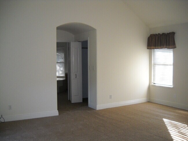 Building Photo - 823 E Portland Ave