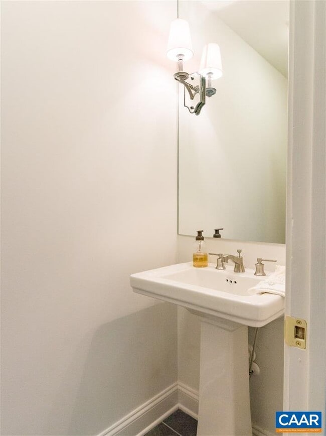 Building Photo - 107 Tally-Ho Dr