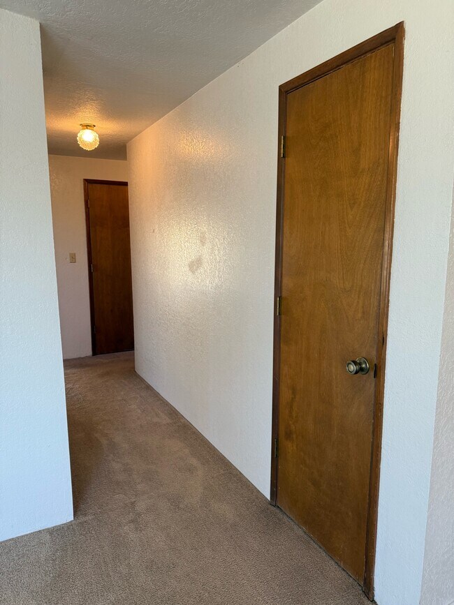 Building Photo - 1036 NE Barager Ave