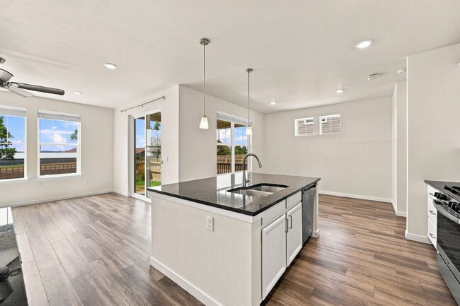 Building Photo - $2,995.95-3-Bed, 2.5-Bath Updated Townhouse in Broomfield!