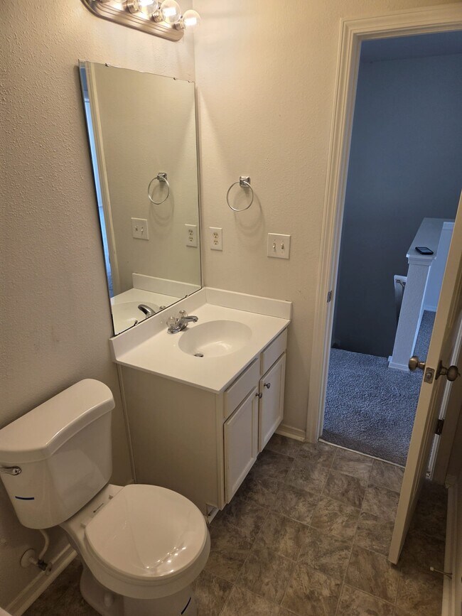 Building Photo - 2701 Buckleigh Dr