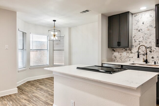 Building Photo - Tramor at Creek Village