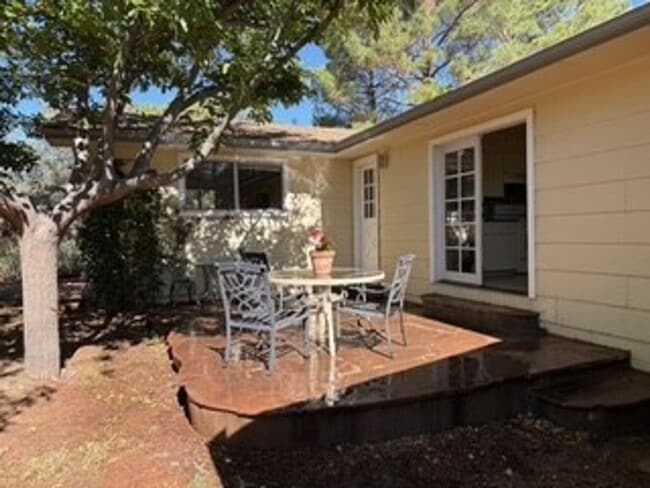 Building Photo - Cozy, West Sedona home with large fenced b...