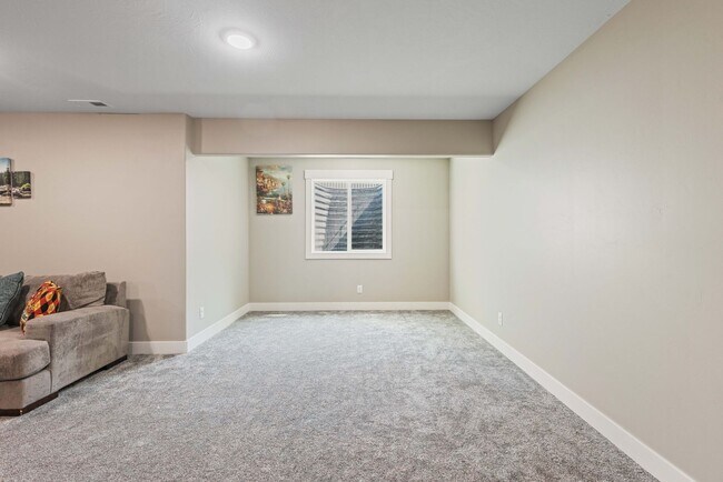 Building Photo - Partially furnished Twin home in Rigby