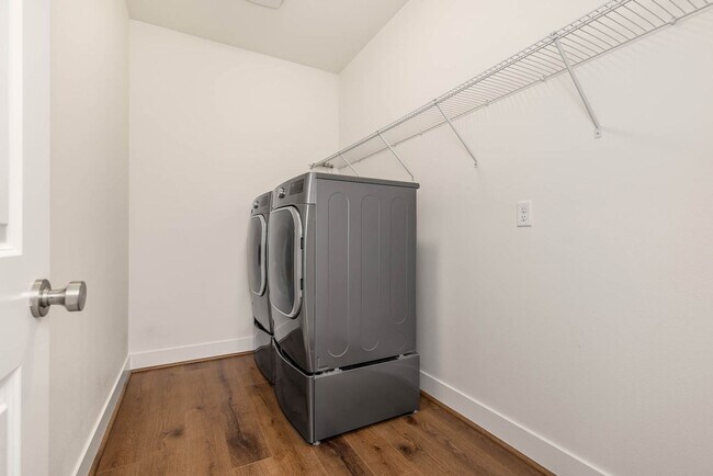 Building Photo - Newer Construction in Avenwood | 5BR Home Near Sammamish Commons