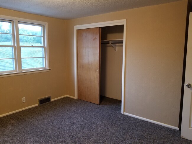 Building Photo - 1146 9th St N