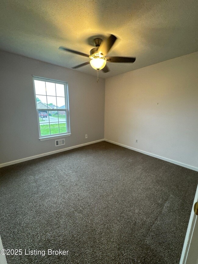 Building Photo - 576 Circle Valley Dr