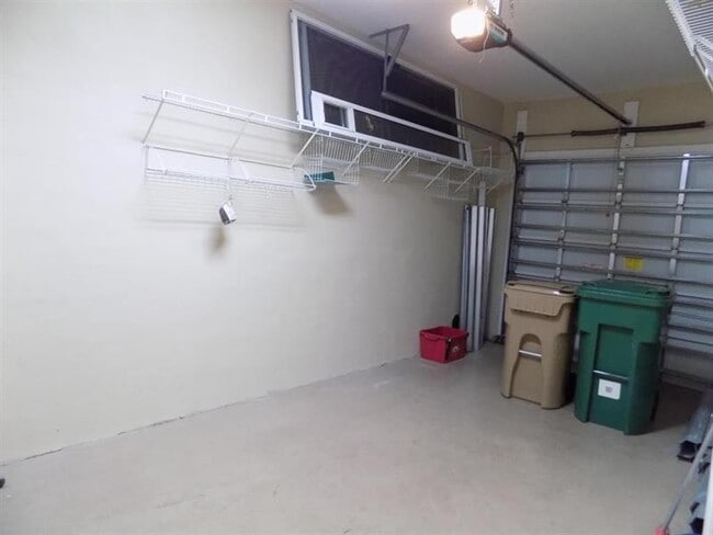 Building Photo - 3331 Lakeside Dr