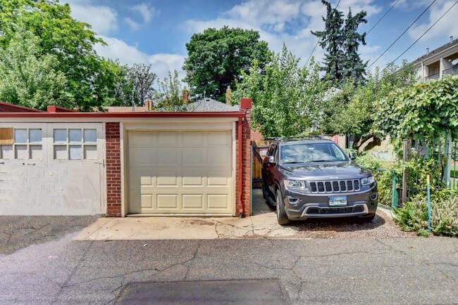 Building Photo - Gorgeous duplex near Cherry Creek!