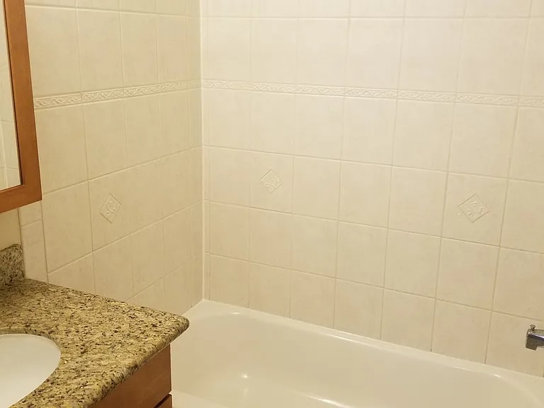 Building Photo - 1614 Kent Des Moines Rd