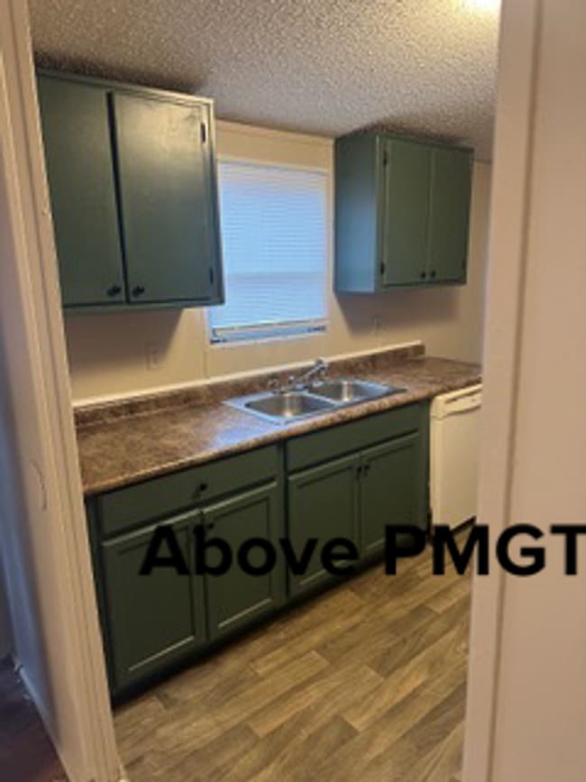 Building Photo - 3 Bedroom and 2 Bathroom Mobile home in the Tanglewood area