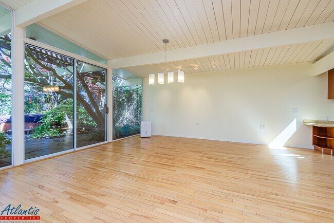 Building Photo - Gorgeous Eichler Home | Desirable Location