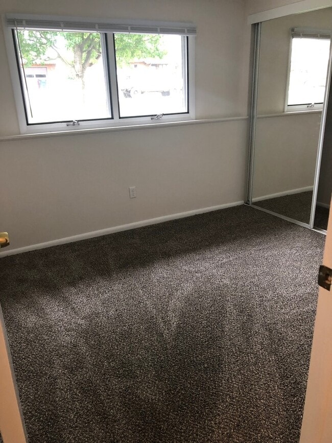 Building Photo - 3 Bedroom, 1 Bathroom Unit in Duplex for Rent