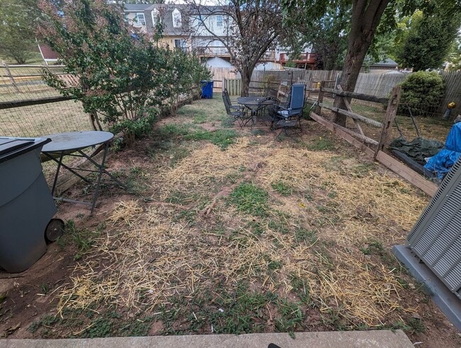 Building Photo - Charming two level townhouse in establishe...