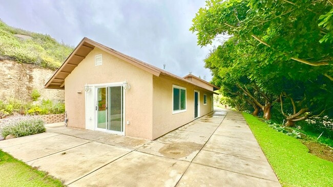 Building Photo - Beautiful, Single Story, Private Entry, De...