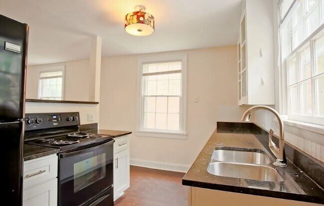 Building Photo - 2026-2027 School Year / 8 Bdrm / 3 Bath St...