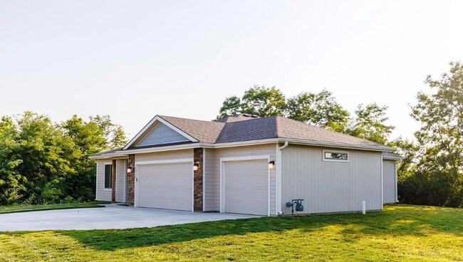 Building Photo - Don't miss out on this beautiful home!