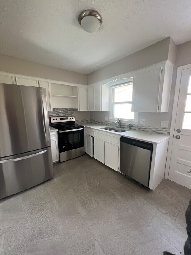 Building Photo - 11226 Roxbury Dr