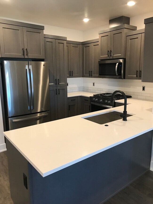 Building Photo - Petrosa 3 Bedroom Townhome