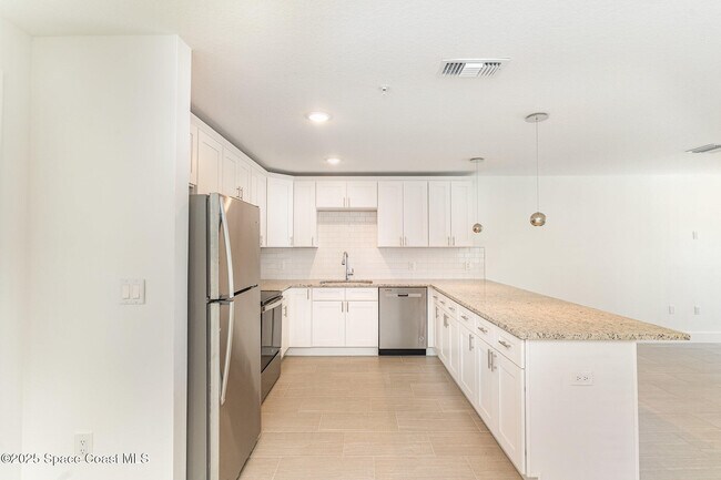 Building Photo - 1635 Par St NE