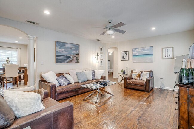 Building Photo - Classic 4 Bed, 2 Bath Home in the Heart of...