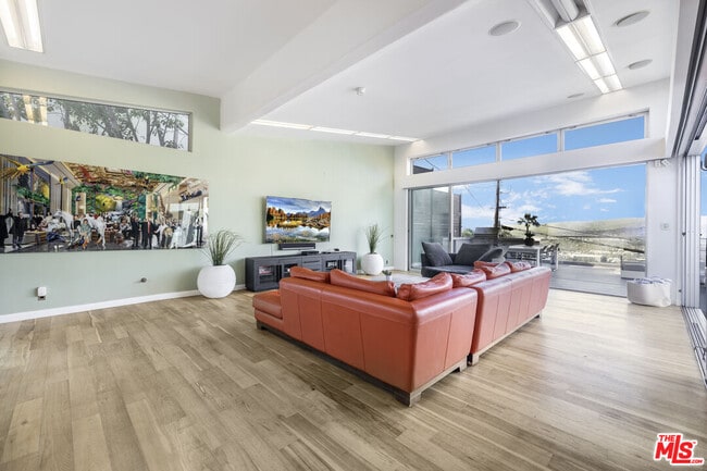 Building Photo - 7275 Mulholland Dr