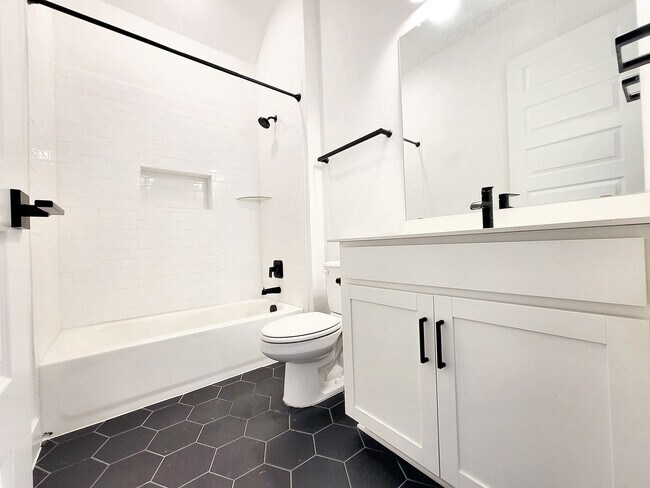 Building Photo - 513 Three Feathers Ct