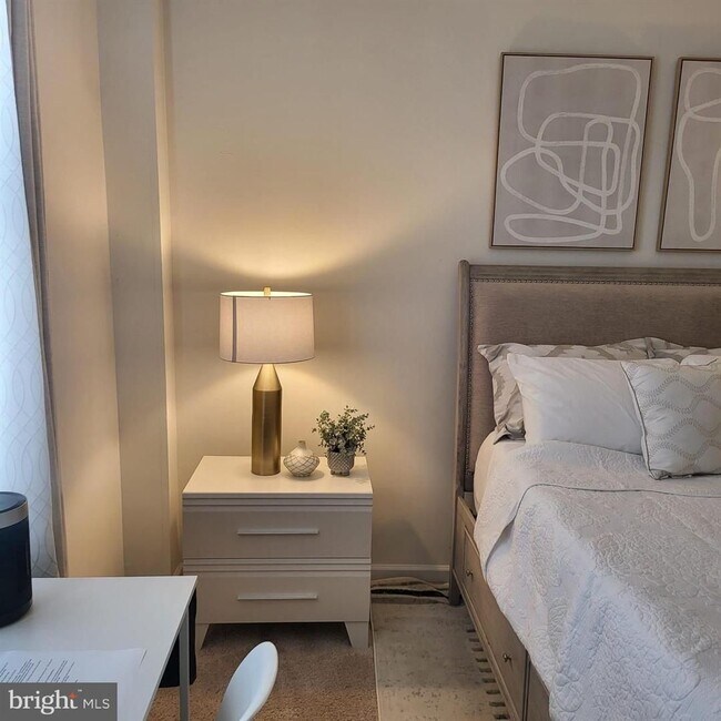 Building Photo - Welcome to your new home in the heart of L...