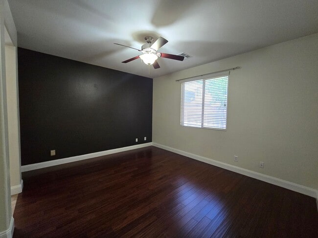 Building Photo - A Beautiful Single Story Townhouse! 3 Bed,...